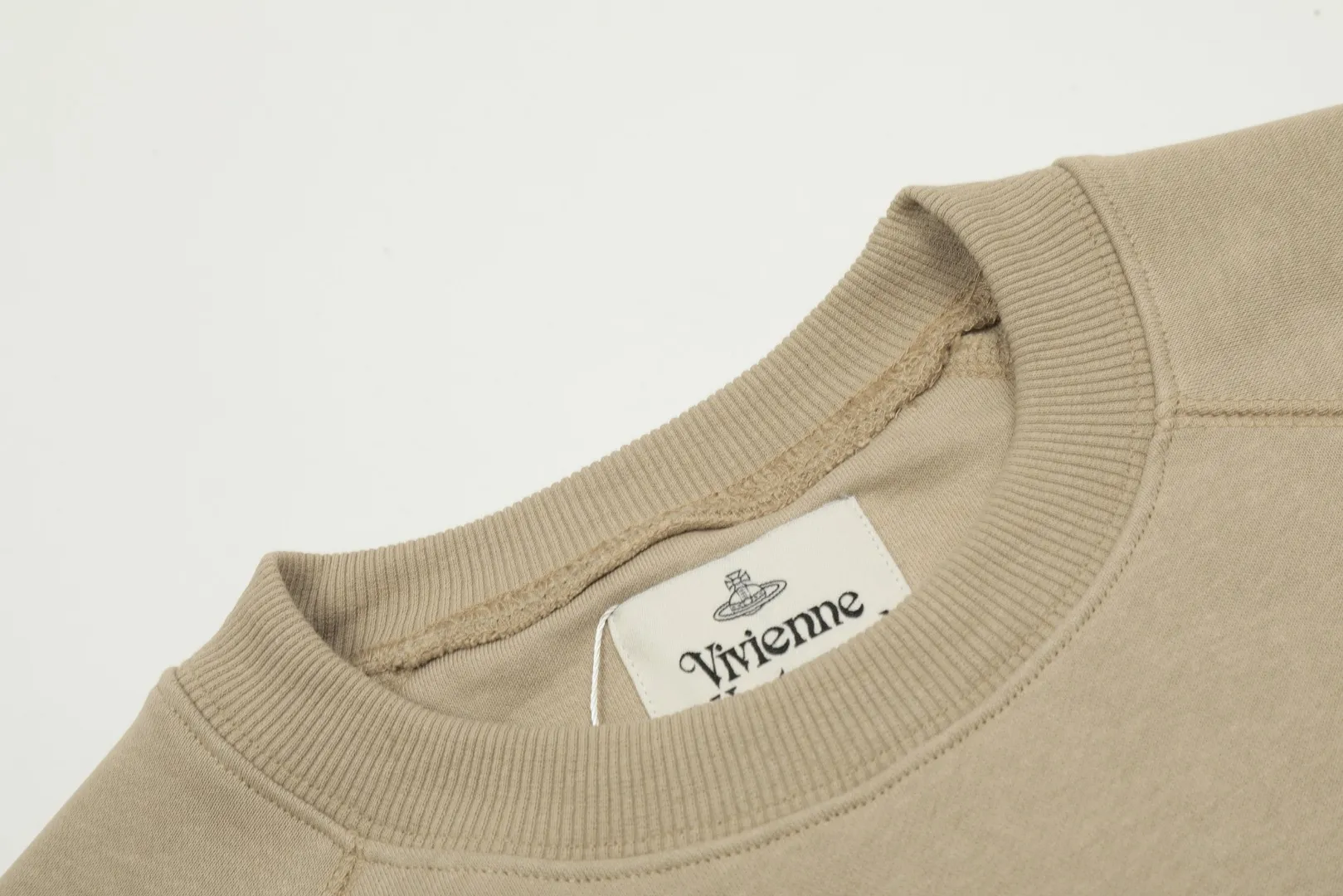 VIVI07# "Exclusive hot style" vivienne west wood West Queen Vivienne Saturn classic small label round neck sweatshirt, the top hot style in 2024, no need to say more, just open the details directly YB mold opening, correct overlock neckline details ⚠️The authentic product is the overlock threaded collar, there is no collar strip. Our family only makes the right version, and we are careful to ensure that the first release of the Queen Mother on the whole network is accurate. The full series of correct accessories, every detail is completely restored Straight up to full Size: XS-L